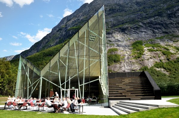 Reiulf Ramstad Architects: restaurante al pie del Troll Wall (Noruega)