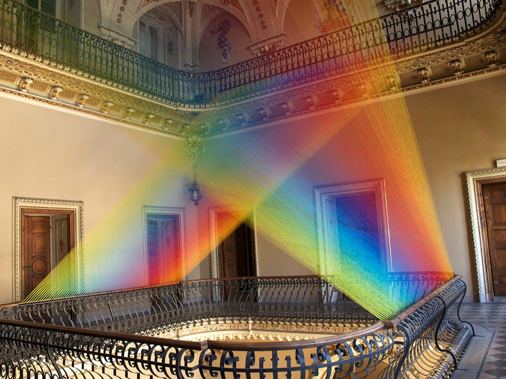 Plexus, los arcoíris textiles de Gabriel Dawe