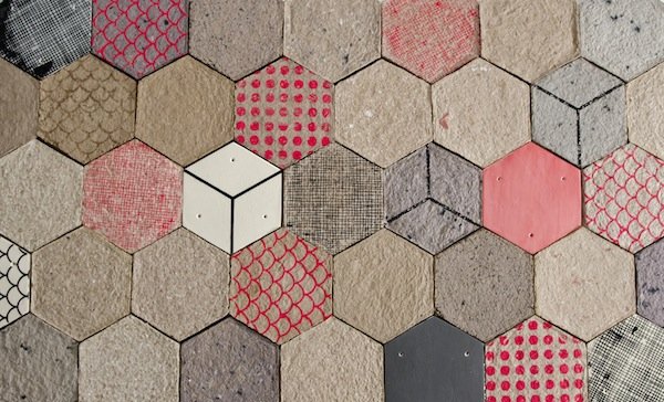 Wallpapering, baldosas de papel reciclado de Dear Human