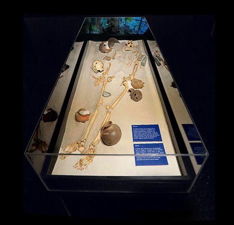 Recreación de un enterramiento en la muestra. Foto cortesía del Museo del Jade.