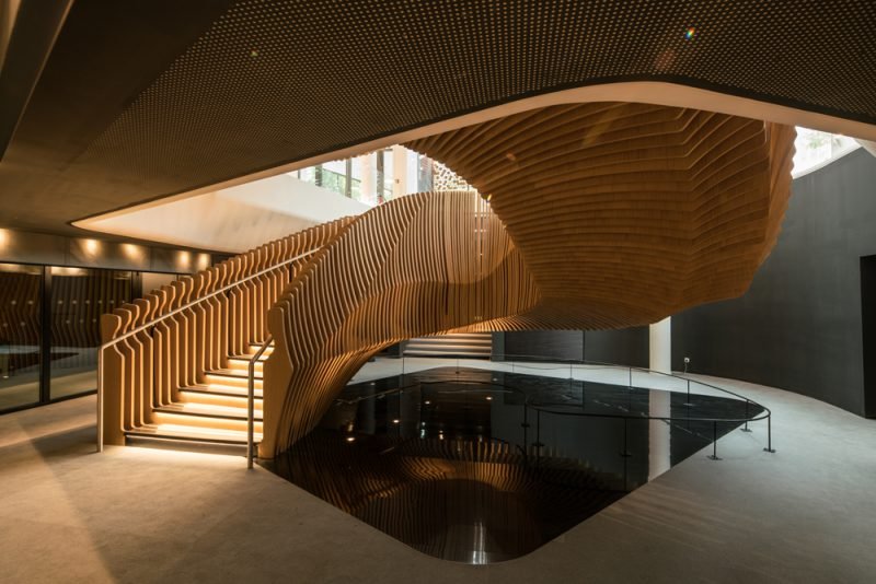 La escalera paramétrica de Ora Ïto para LVMH en París. Fotografía: We Are Contents.