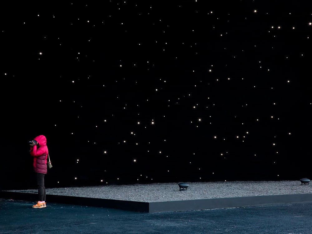 Hyundai Pavilion: Asif Khan viste un pabellón con el material más oscuro del mundo