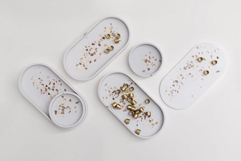 Juan Ruiz Rivas es diseñador industrial y se especializó en el diseño artesanal con materiales nobles y naturales. Muestra de ello es su línea Terrazo Pieces que busca llevar la estética de los suelos de terrazzo a los objetos cotidianos de sobremesa.