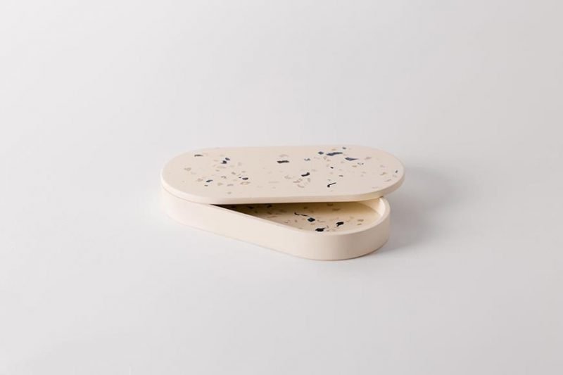 Juan Ruiz Rivas es diseñador industrial y se especializó en el diseño artesanal con materiales nobles y naturales. Muestra de ello es su línea Terrazo Pieces que busca llevar la estética de los suelos de terrazzo a los objetos cotidianos de sobremesa.