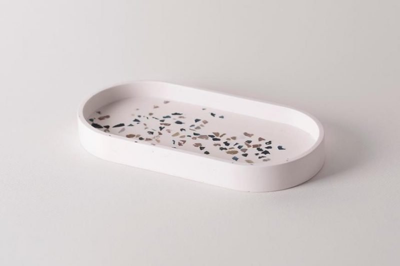 Juan Ruiz Rivas es diseñador industrial y se especializó en el diseño artesanal con materiales nobles y naturales. Muestra de ello es su línea Terrazo Pieces que busca llevar la estética de los suelos de terrazzo a los objetos cotidianos de sobremesa.