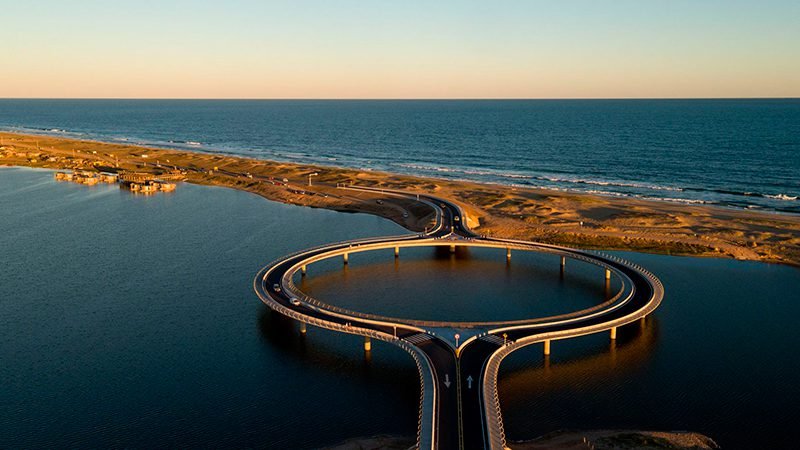 Rafael Viñoly Architects diseña Puente Laguna Garzón, un puente circular y respetuoso con el ecosistema