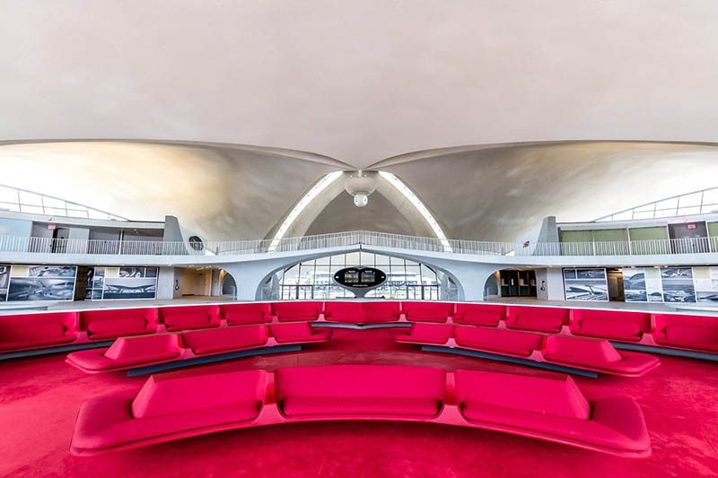 Una antigua terminal en el aeropuerto JFK, convertida en el TWA Hotel