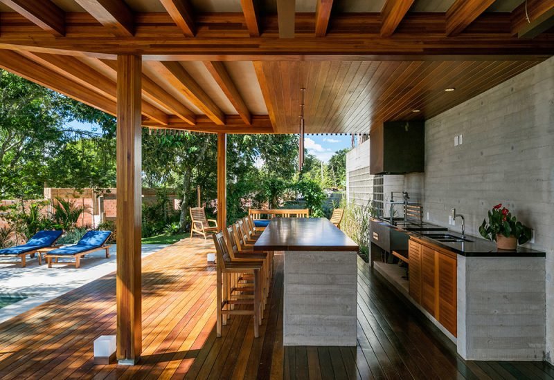 Residencia CM del estudio Reinach Mendoça en fusión con el entorno natural