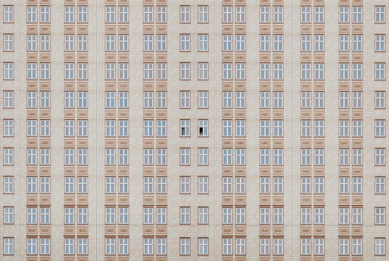 Biala, las fachadas colosales de de Gustav Willeit. La soledad de las grandes urbes