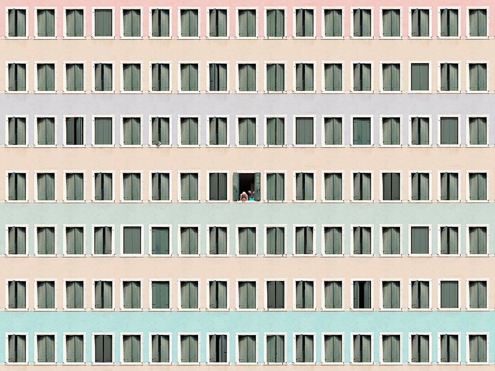 Biala, las fachadas colosales de de Gustav Willeit. La soledad de las grandes urbes