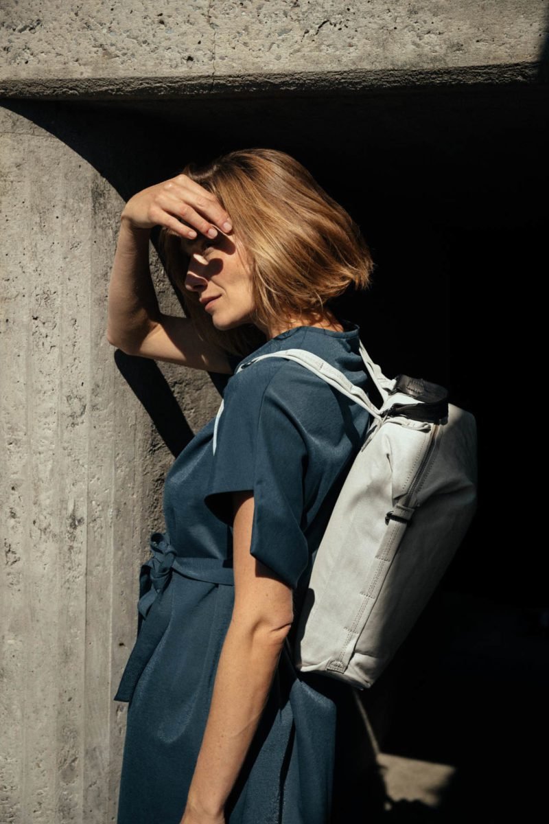 Diseño textil: la colección de mochilas minimalistas hechas con fibra de banana de Qwstion