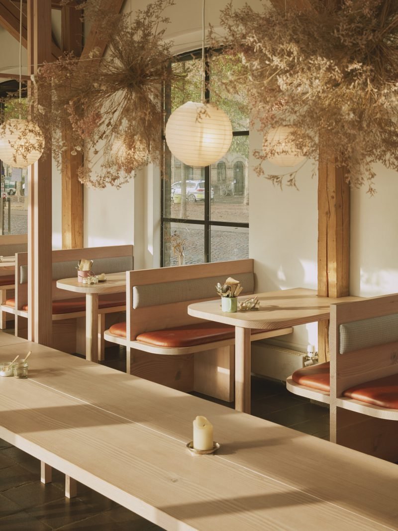 Hverdagen, diseño de interior de Vermland. La madera como clave estructural y visual
