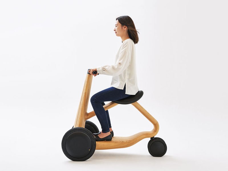 Ily-Ai: madera y formas orgánicas en la scooter de Mikiya Kobayashi