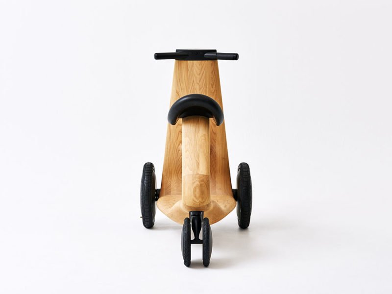 Ily-Ai: madera y formas orgánicas en la scooter de Mikiya Kobayashi