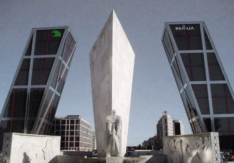 El monumento a Calvo Sotelo en la plaza de Castilla, con el edificio de Johnson y Burgee al fondo. Creative Commons, CCBY2.0. Jessica Gardner, 2006.