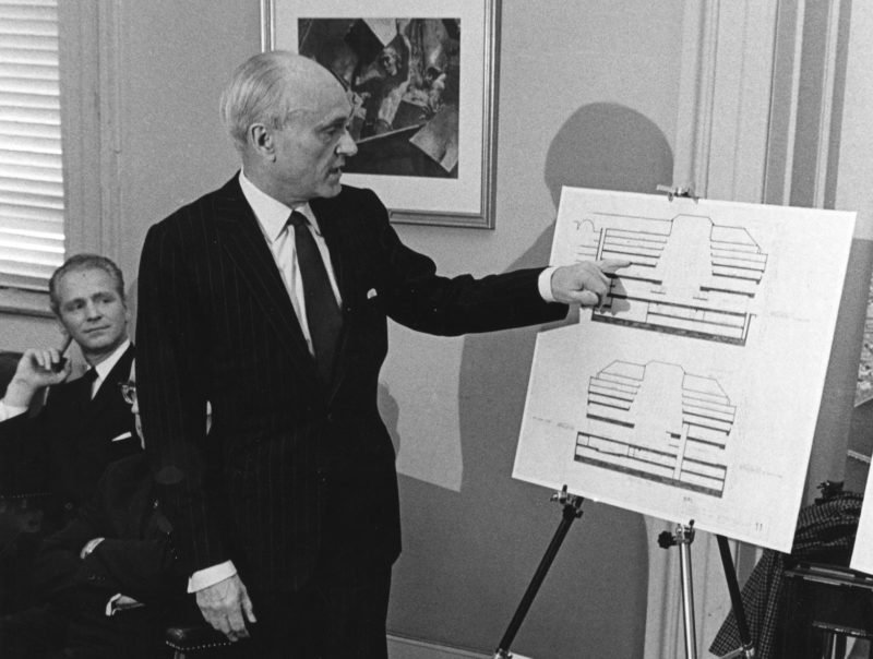 Philip Johnson en la presentación de su proyecto para la ampliación de la Biblioteca Central de la ciudad de Boston en febrero de 1967. Creative Commons CCBY2.0, City of Boston Archives.