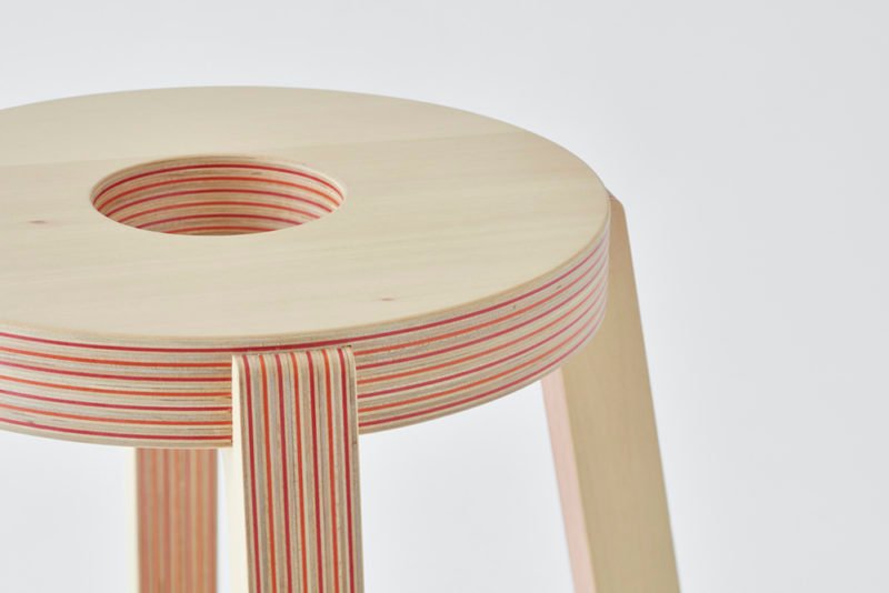 El taburete de madera y papel reciclado de Drill Design