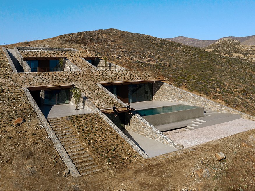 Ncaved, un casa incrustada en las escarpadas laderas de Serifos