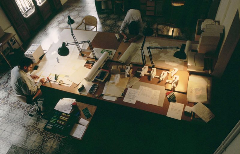 Miralles: exposiciones y actividades para conocer todas las facetas de Enric Miralles