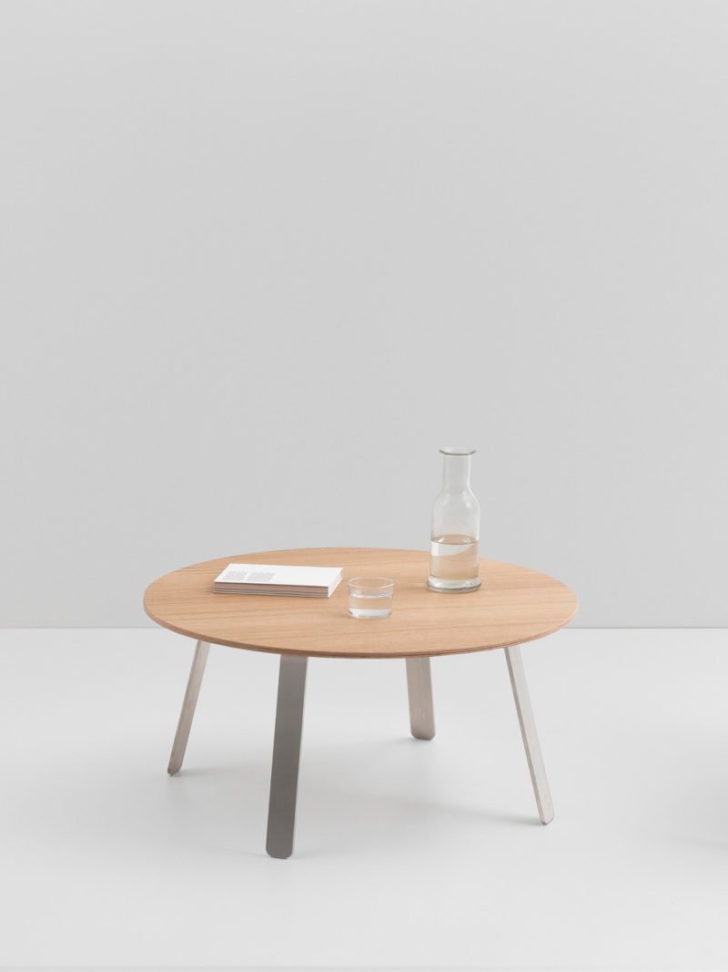 Keiji Takeuchi firma Springback. Mobiliario elemental en acero y madera