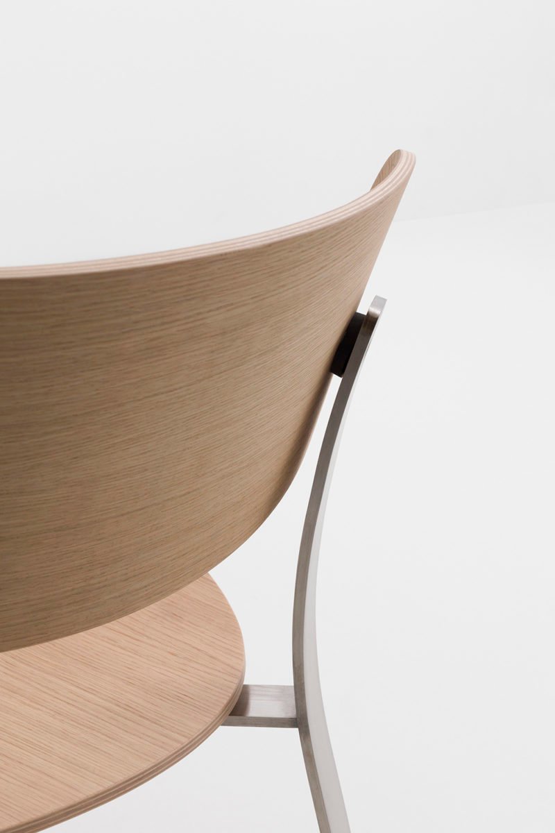 Keiji Takeuchi firma Springback. Mobiliario elemental en acero y madera