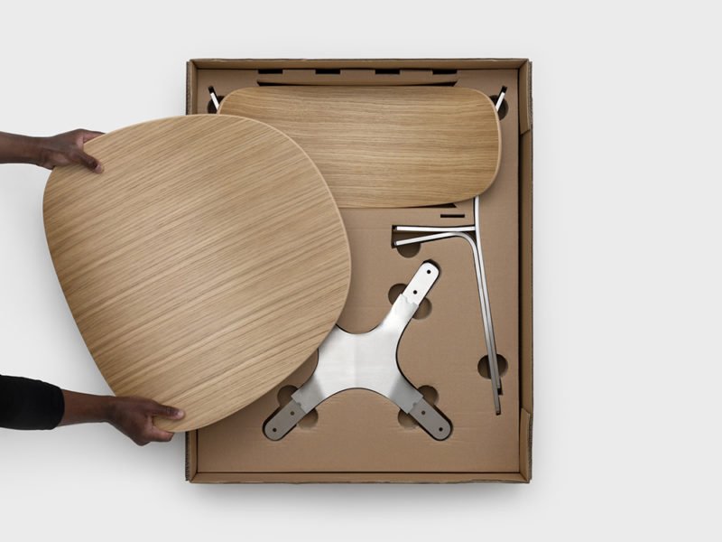 Keiji Takeuchi firma Springback. Mobiliario elemental en acero y madera