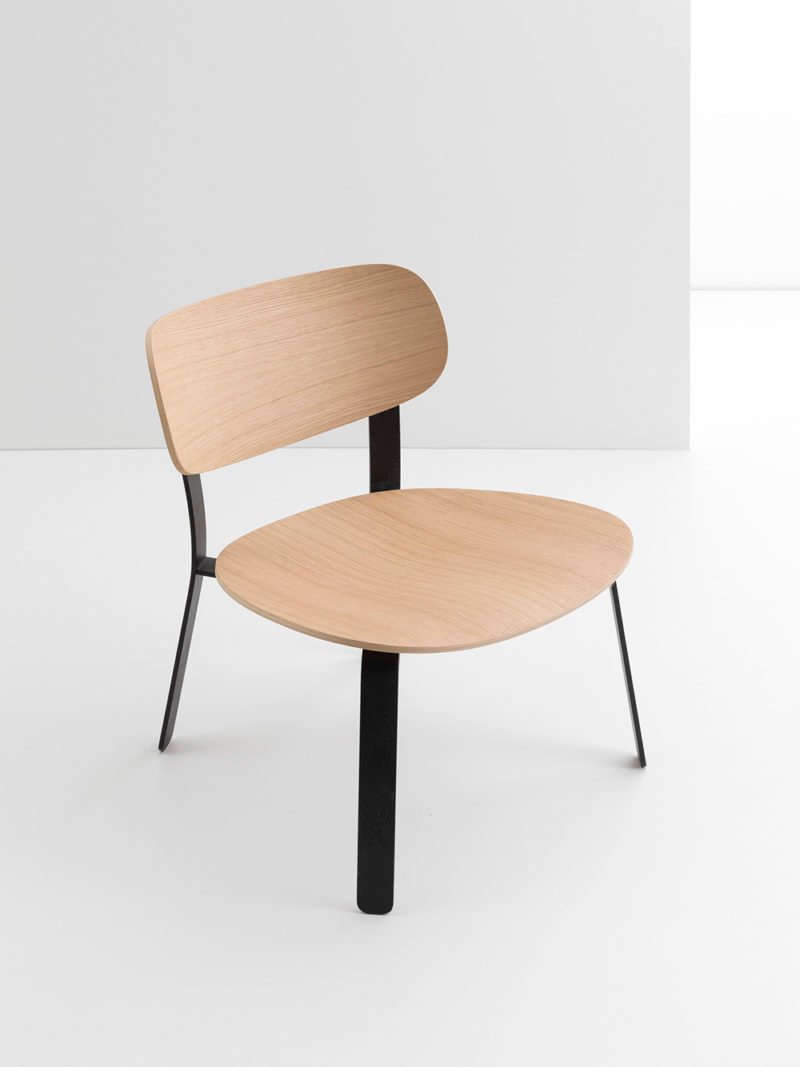 Keiji Takeuchi firma Springback. Mobiliario elemental en acero y madera
