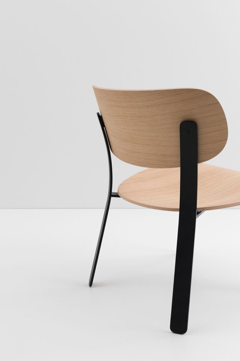 Keiji Takeuchi firma Springback. Mobiliario elemental en acero y madera