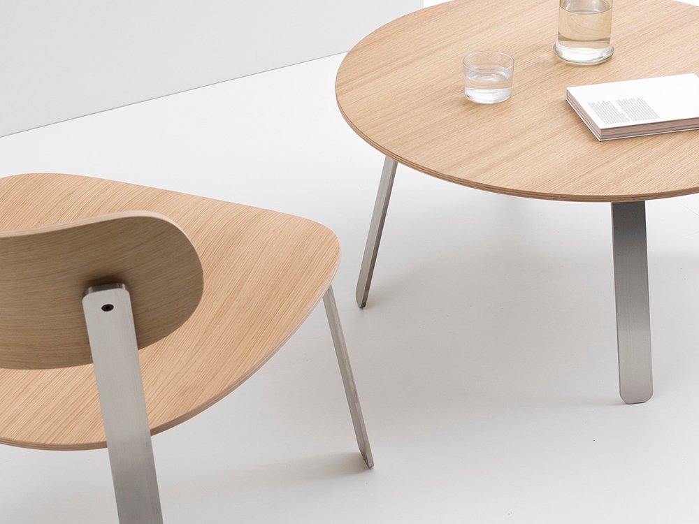 Keiji Takeuchi firma Springback. Mobiliario elemental en acero y madera