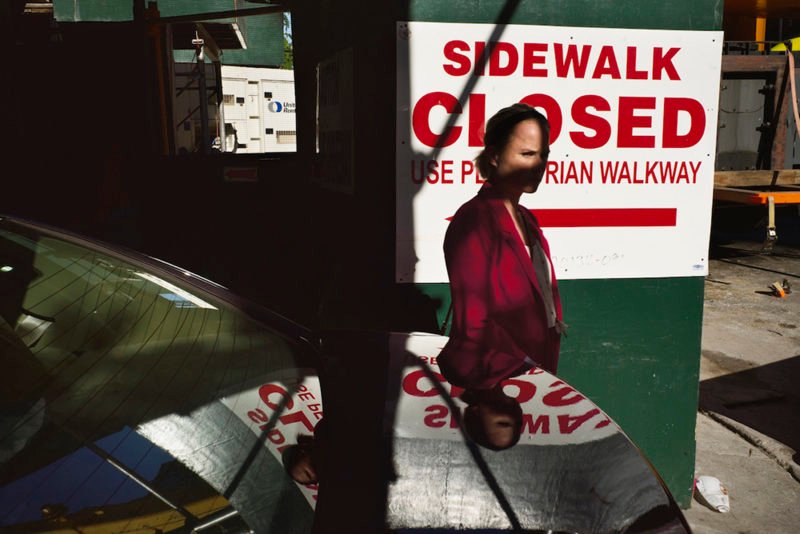 Las salas de exposiciones temporales de los hoteles One Shot de Madrid (Recoletos y Fortuny) albergará hasta 30 de septiembre de 2021 Rimas de reojo, una exposición dedicada a la obra de los fotógrafos estadounidenses Alex Webb y Rebecca Norris Webb, probablemente una de las parejas creativas —y de hecho— más prolíficas y talentosas de la fotografía contemporánea y, en particular, de la llamada fotografía urbana. "Rimas de reojo es una conversación visual entre Alex y Rebecca, una pareja que ha trabajado alrededor del mundo –juntos y por separado– durante casi 30 años", comentan desde la organización.