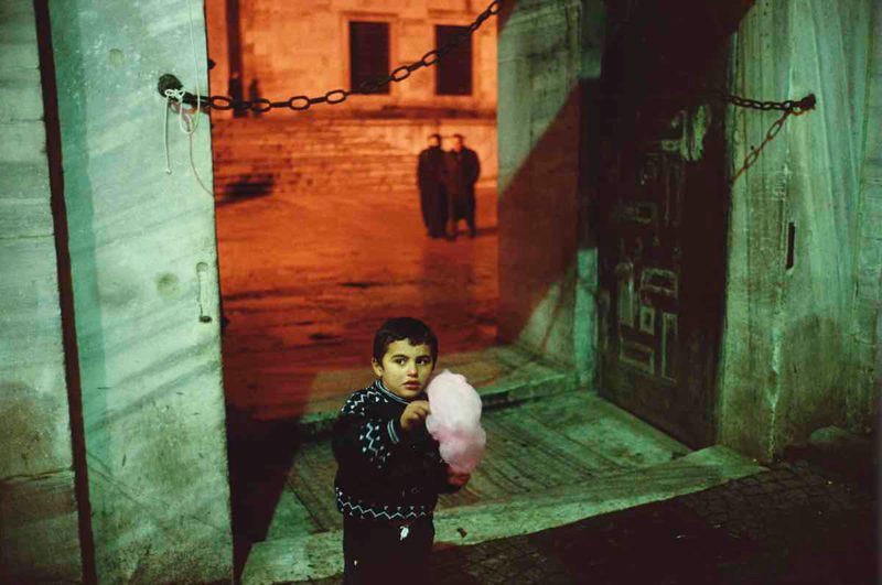 Las salas de exposiciones temporales de los hoteles One Shot de Madrid (Recoletos y Fortuny) albergará hasta 30 de septiembre de 2021 Rimas de reojo, una exposición dedicada a la obra de los fotógrafos estadounidenses Alex Webb y Rebecca Norris Webb, probablemente una de las parejas creativas —y de hecho— más prolíficas y talentosas de la fotografía contemporánea y, en particular, de la llamada fotografía urbana. "Rimas de reojo es una conversación visual entre Alex y Rebecca, una pareja que ha trabajado alrededor del mundo –juntos y por separado– durante casi 30 años", comentan desde la organización.