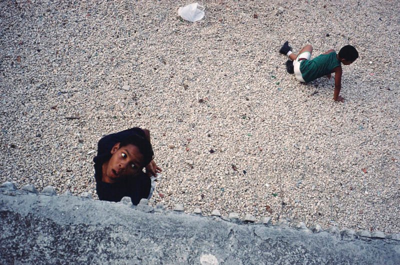 Las salas de exposiciones temporales de los hoteles One Shot de Madrid (Recoletos y Fortuny) albergará hasta 30 de septiembre de 2021 Rimas de reojo, una exposición dedicada a la obra de los fotógrafos estadounidenses Alex Webb y Rebecca Norris Webb, probablemente una de las parejas creativas —y de hecho— más prolíficas y talentosas de la fotografía contemporánea y, en particular, de la llamada fotografía urbana. "Rimas de reojo es una conversación visual entre Alex y Rebecca, una pareja que ha trabajado alrededor del mundo –juntos y por separado– durante casi 30 años", comentan desde la organización.