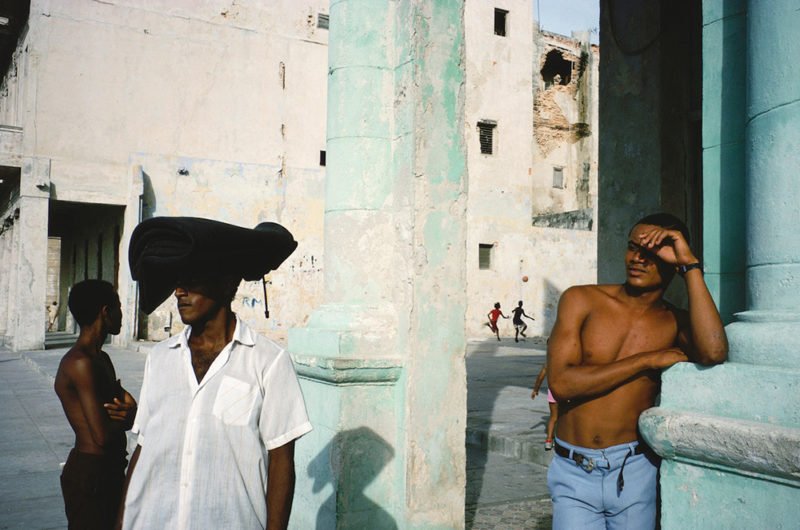 Las salas de exposiciones temporales de los hoteles One Shot de Madrid (Recoletos y Fortuny) albergará hasta 30 de septiembre de 2021 Rimas de reojo, una exposición dedicada a la obra de los fotógrafos estadounidenses Alex Webb y Rebecca Norris Webb, probablemente una de las parejas creativas —y de hecho— más prolíficas y talentosas de la fotografía contemporánea y, en particular, de la llamada fotografía urbana. "Rimas de reojo es una conversación visual entre Alex y Rebecca, una pareja que ha trabajado alrededor del mundo –juntos y por separado– durante casi 30 años", comentan desde la organización.