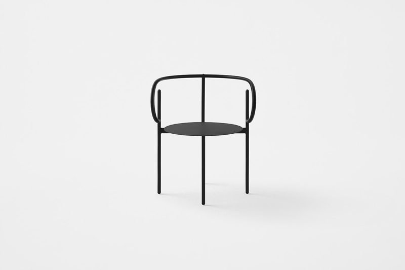 Los asientos de Nendo inspirados en un clip. © Akihiro Yoshida