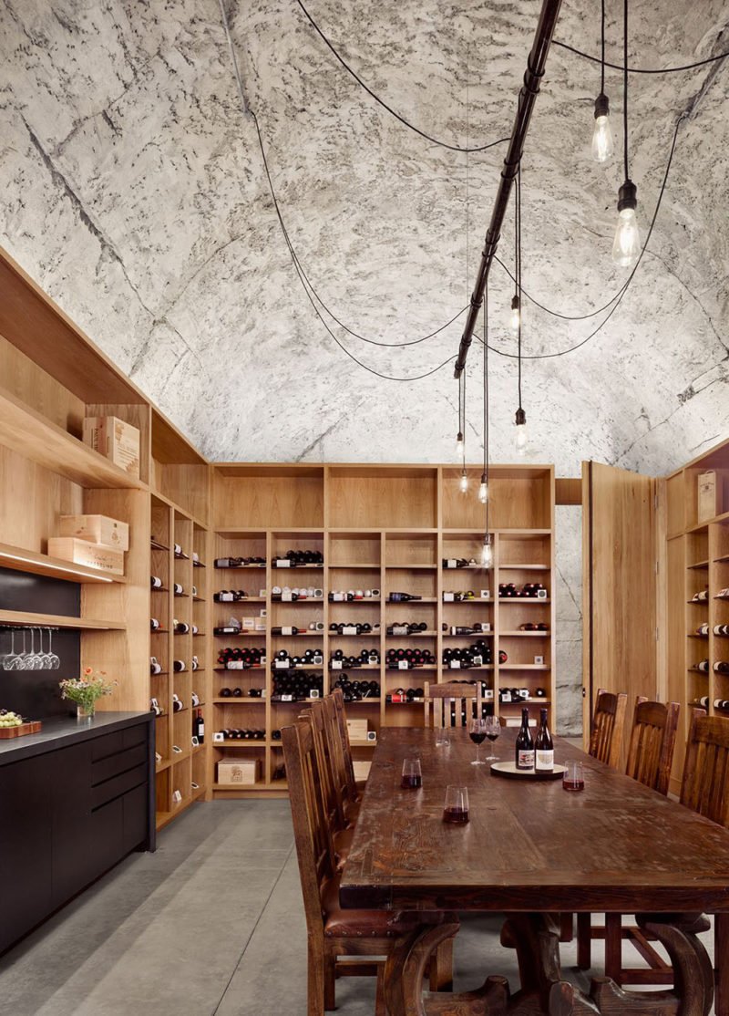 Clayton Korte construye una bodega en una cueva de piedra caliza