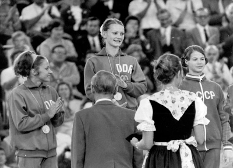 Entrega de la medalla de oro a la gimnasta de la República Democrática Alemana, Karin Janz, 1 de septiembre de 1972. Fotografía de Ulrich Kohls. Bunndesarchive (CC BY-SA 3.0).
