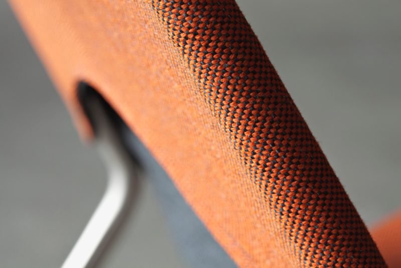 Reversible: la colección de sillas "reversibles" de Nicola Stäubli