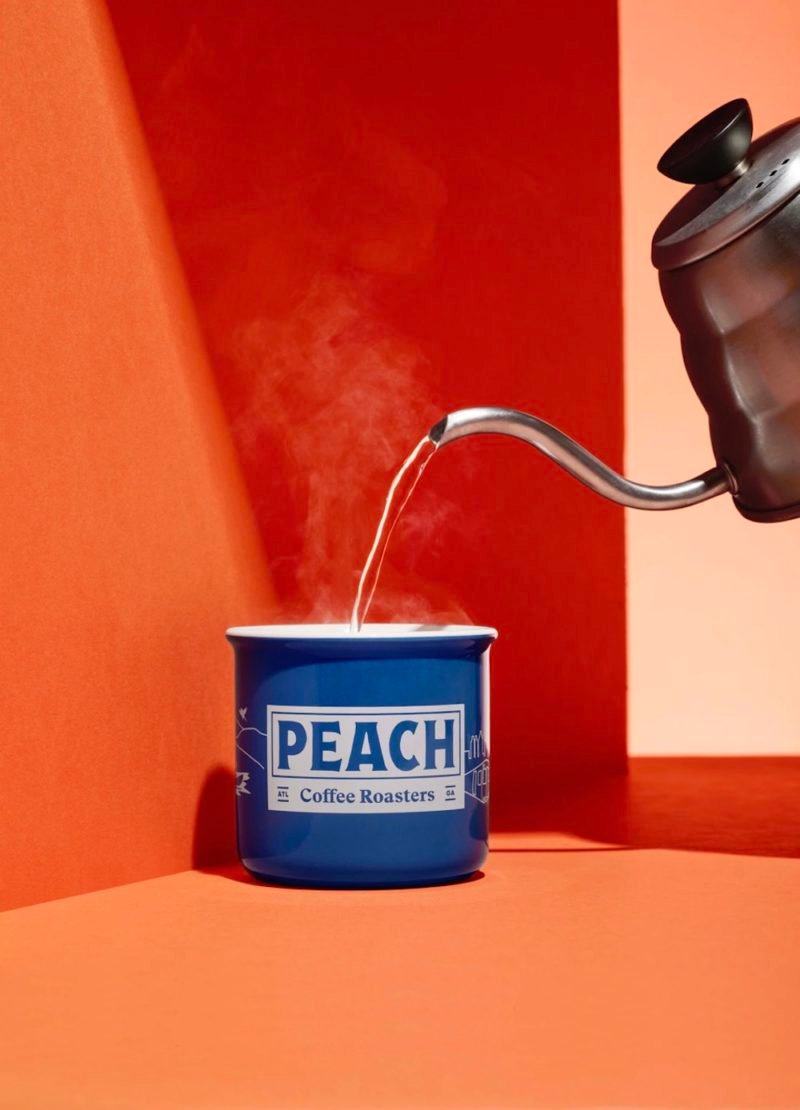 Peach, identidad y packaging de Pentagram. © Nick Cabrera / Emma Roberts
