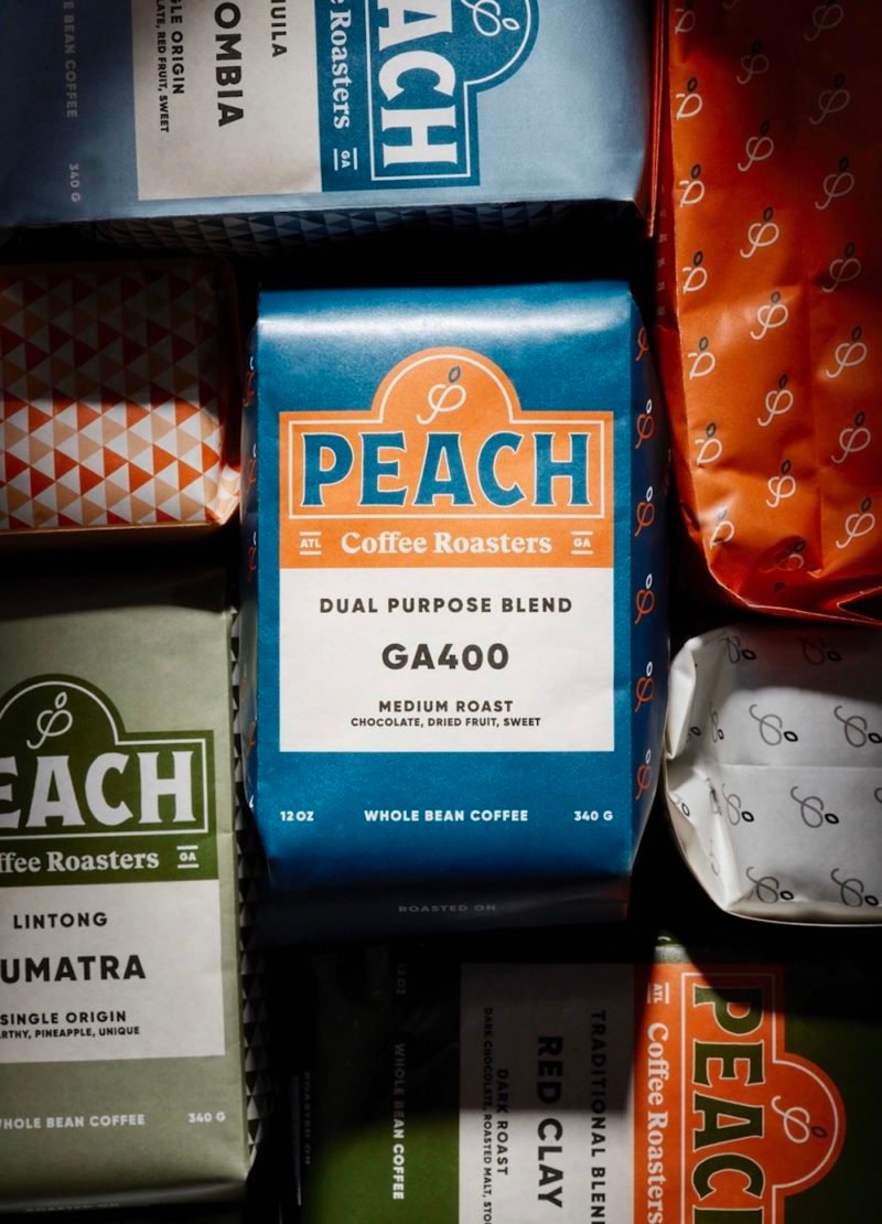 Peach, identidad y packaging de Pentagram. © Nick Cabrera / Emma Roberts
