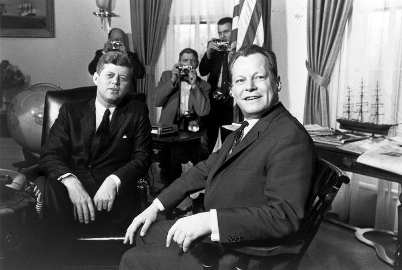 El presidente John Fitzgerald Kennedy en la Casa Blanca al, por entonces, alcalde de Berlín, Willy Brandt. Lunes 13 de marzo de 1961. fotografía Marion S. Trikosko. US Library of Congress. Imagen de dominio público.