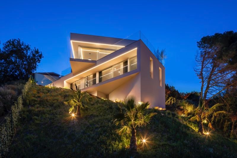 Casa Ladera, de Artio. Volúmenes geométricos en un entorno idílico