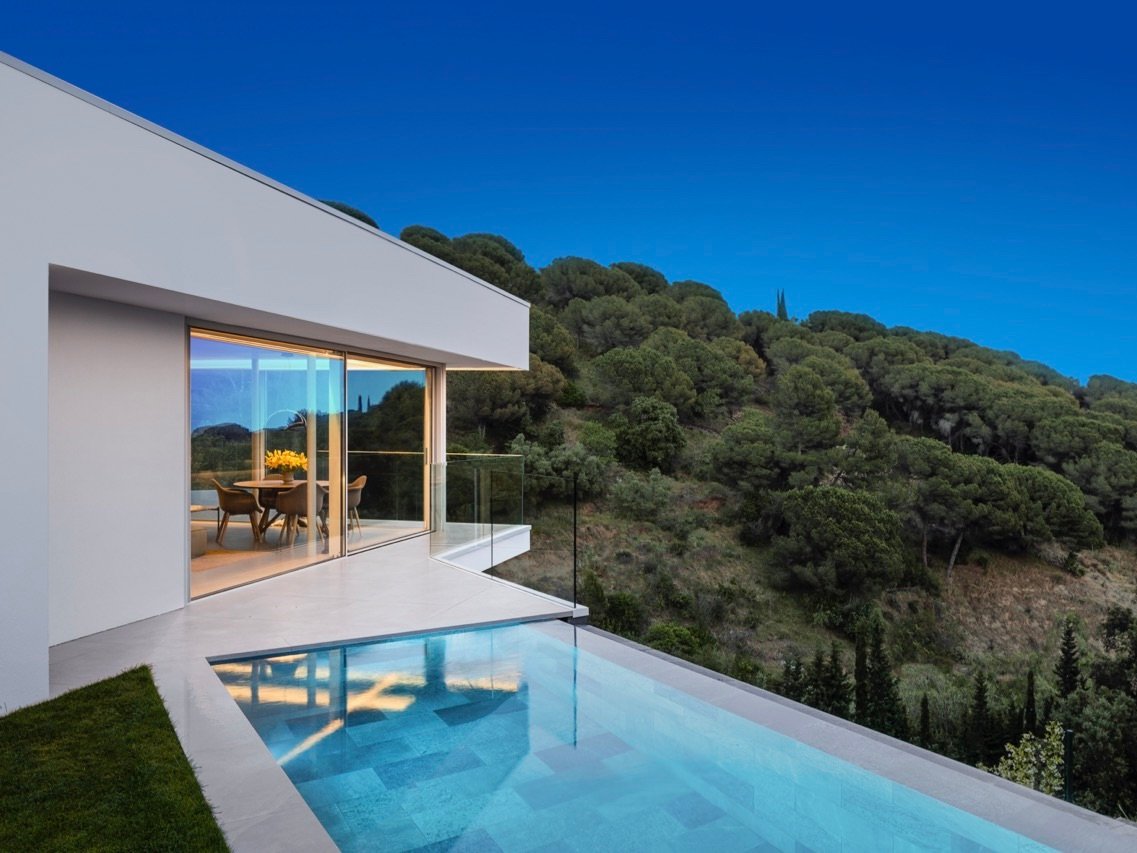 Casa Ladera, de Artio. Volúmenes geométricos en un entorno idílico