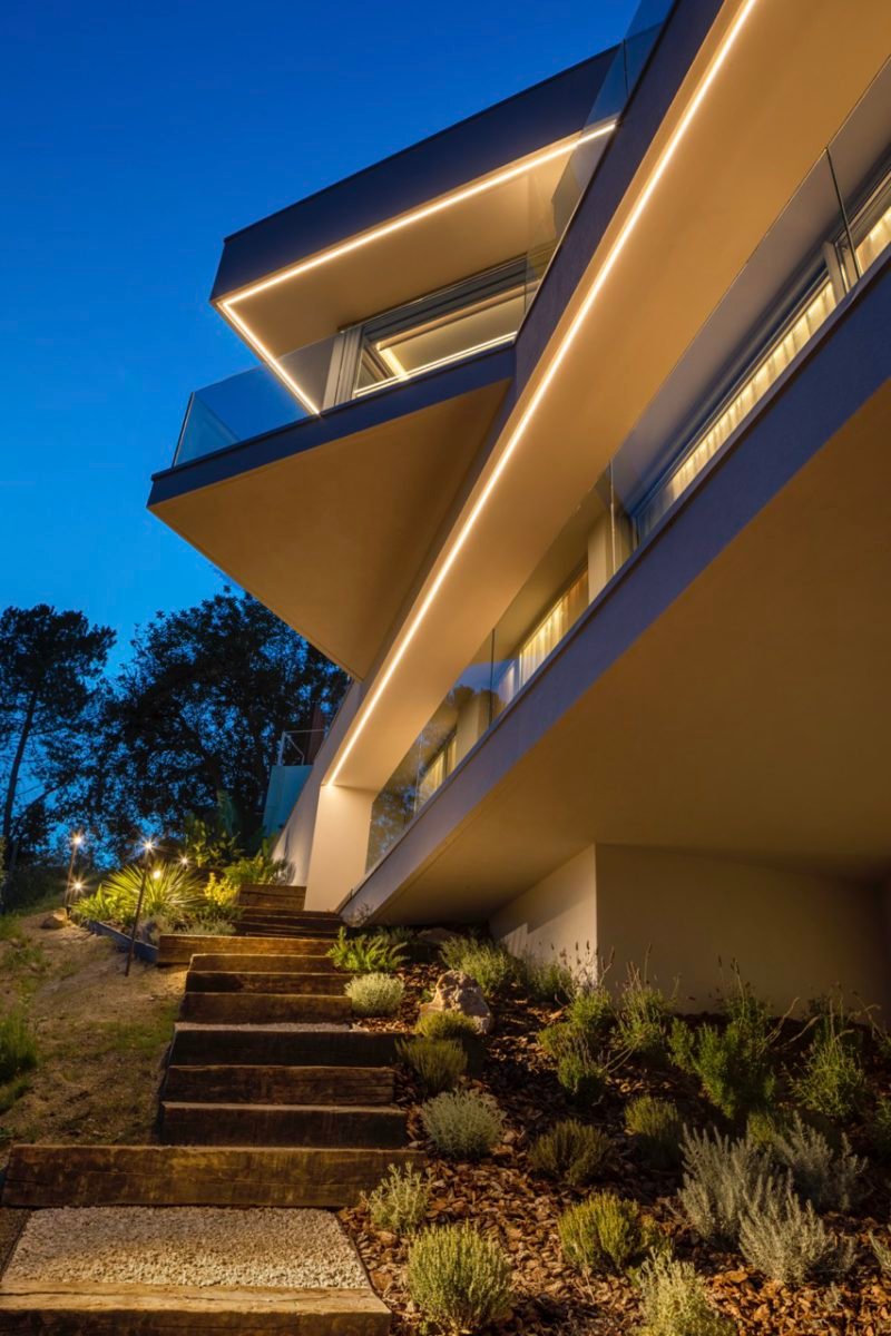 Casa Ladera, de Artio. Volúmenes geométricos en un entorno idílico