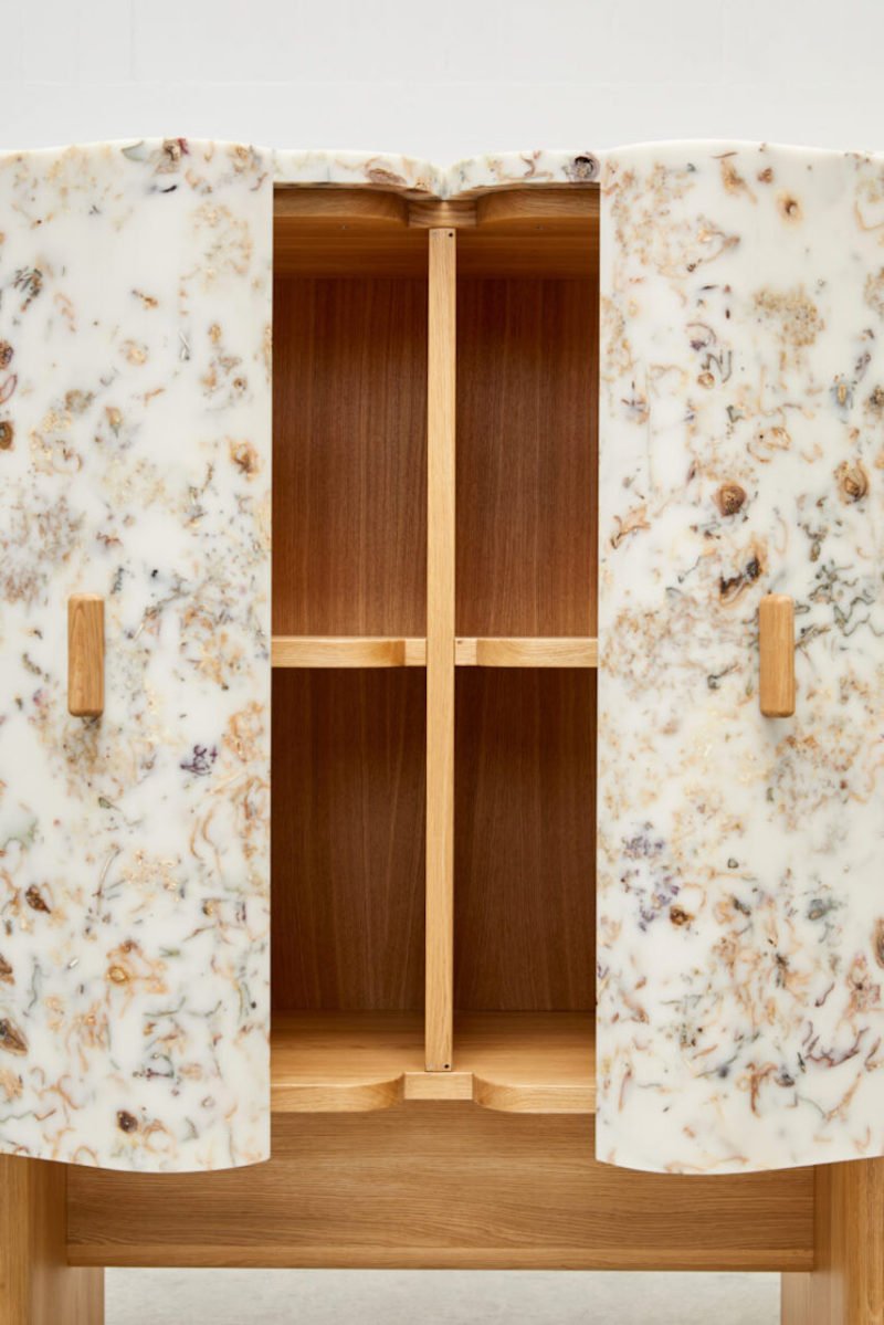 Flora Perma Cabinet 143 White, resina y flores en la unidad de almacenamiento de Marcin Rusak