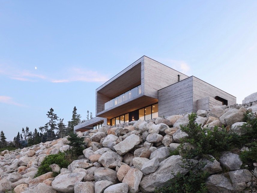 Agua, madera y piedra en Rockbound, la casa de OG en la costa atlántica canadiense