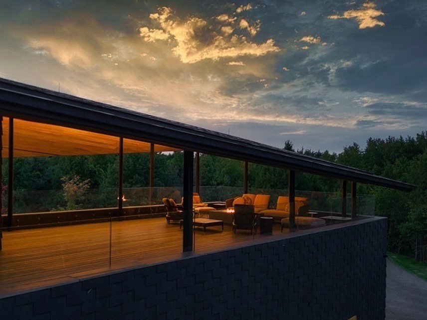 Kariouk Architects y un inesperado volumen arquitectónico en los bosques de Ontario