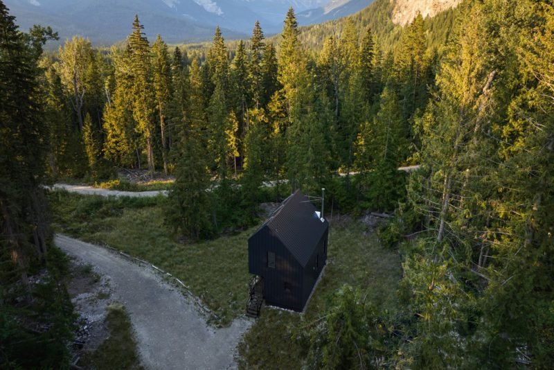 System 02, el refugio prefabricado definitivo. Un proyecto de The Backcountry Hut Company © Russell Dalby