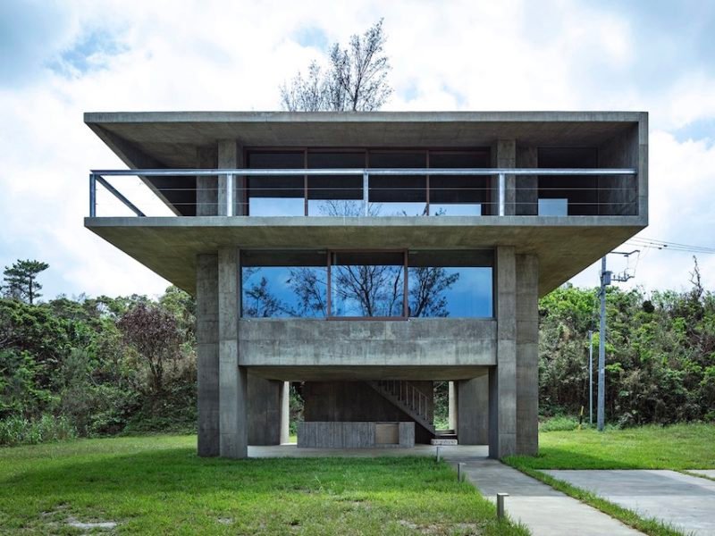 Villa M: el refugio brutalista de Suppose frente al mar en Okinawa © Kenta Hasegawa
