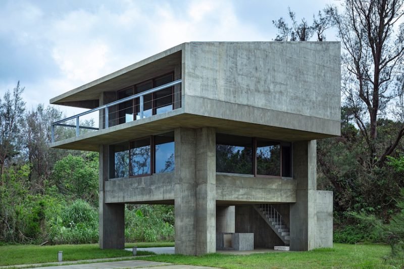 Villa M: el refugio brutalista de Suppose frente al mar en Okinawa © Kenta Hasegawa