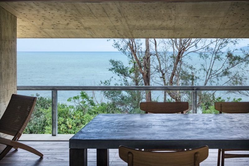Villa M: el refugio brutalista de Suppose frente al mar en Okinawa © Kenta Hasegawa